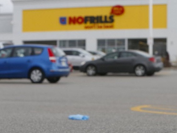 No Frills超市阻止顾客将购物车带入自助结账区