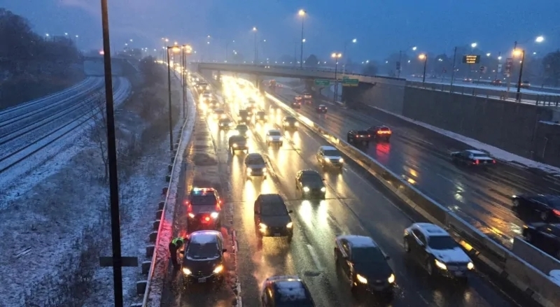 下雪了！大雪可能引起早上的通勤混乱